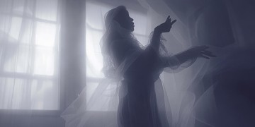 美女唱的今夜无眠究竟是什么歌？