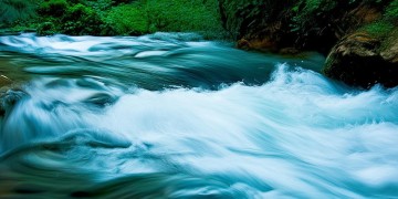 川流不息扬起水花究竟是哪首歌？