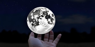 右手一轮圆月究竟是哪首歌？