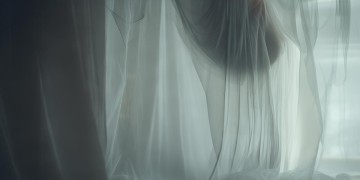 活在他人阴影之下是哪首歌？