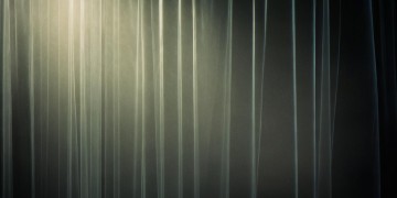 沉默慢慢降下幕幅究竟是哪首歌？